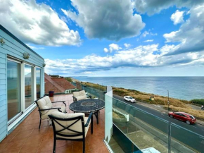 Incredible Panoramic Sea View Studio Sleeps 3 People! - Free Parking - The Best Beach! - Great Location - Fast WiFi - Smart TV - Newly decorated - sleeps up to 3! Close to Bournemouth & Poole Town Cen